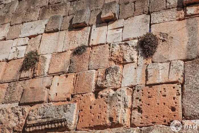 Рис 3. Стена
                    собрана из различных типов фрагментов, как коллаж