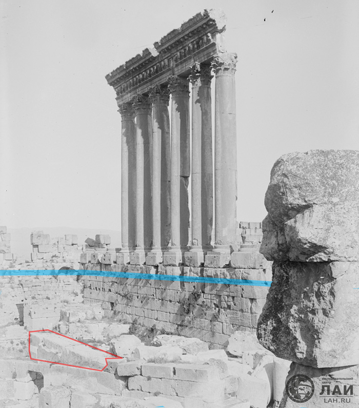 ис
                    24. Фотография 1915-1920 года – стена уже полностью
                    очищена (выделена красным), уровень очистки выделен
                    синим