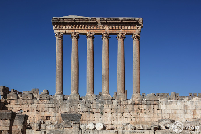 Рис 1.
                    Знаменитые колонны храма Юпитера