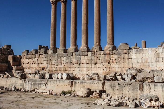 Рис 10.
                    Южный “Мегазабор” симметричен северному и находится
                    у подножья южной стены храма Юпитера.