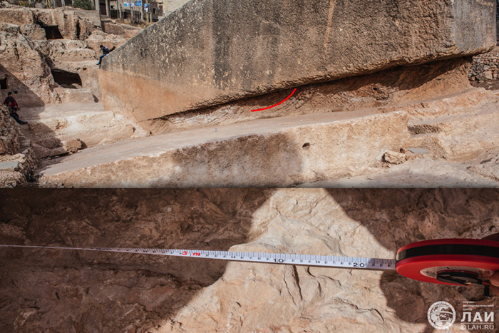 Рис 21. Под
                    “Южным камнем” царапины имеют ту же длину, что и на
                    мегалитах комплекса – около трех метров.