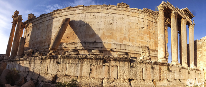 Рис 44. Храм Бахуса, панорама со стороны
                    закрытой территории.